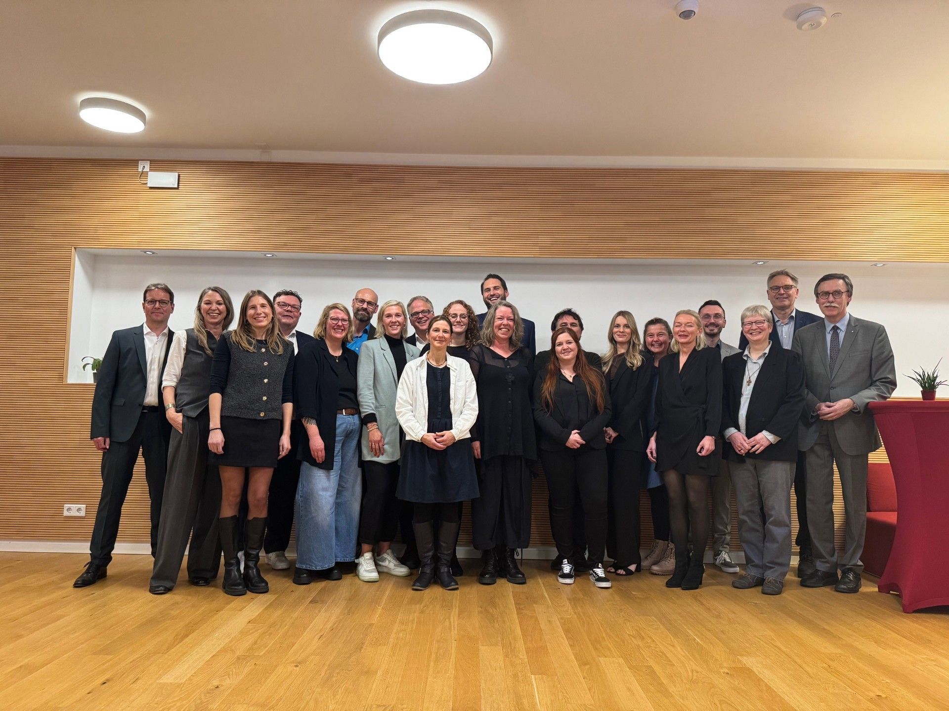 Die Absovent_innen des Master-Studiengangs Supervision/Coaching zusammen mit Prof. Dr. Bernward Winter und Anette Quarterman von der katho Münster (1. und 2.v.l.), Michael Gennert, Direktor der LVHS Freckenhorst (1.v.r.), u